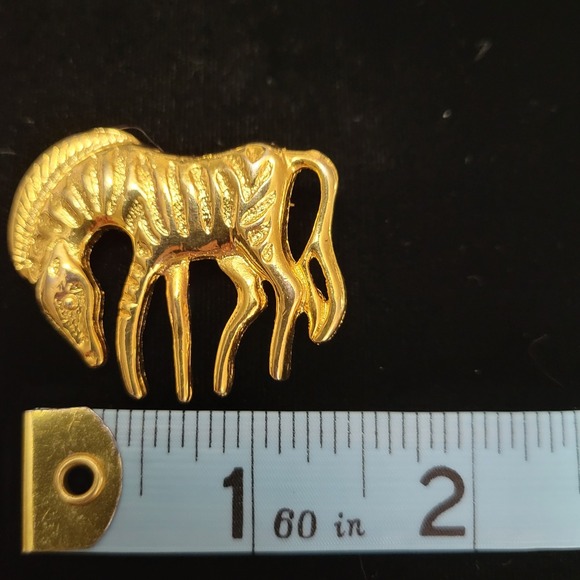 Vintage Unsigned Gold Tone Stylized Bohemian Zebra African Safari Brooch - Picture 2 of 3